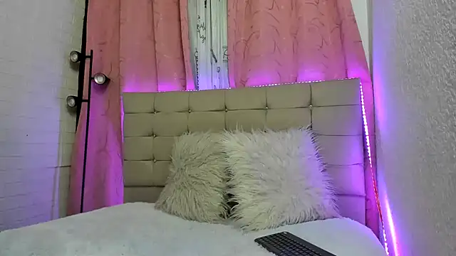 Snapshot of merlinaadams_ chatting on March 3, 3:32 pm merlinaadams online show from March 3, 3:32 pm