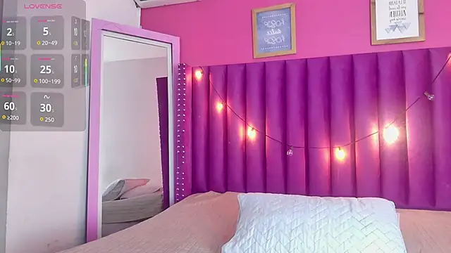 Snapshot of littleebonny chatting on October 22, 12:59 pm littleebonny online show from October 22, 12:59 pm