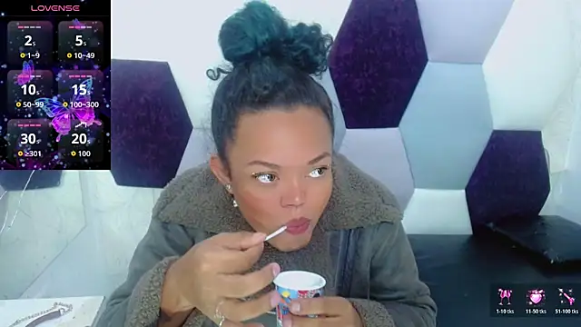 Snapshot of KayleighDreams_ chatting on February 21, 1:40 am KayleighDreams online show from February 21, 1:40 am