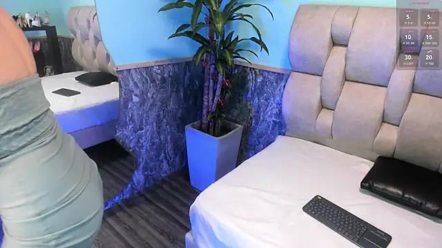 Snapshot of emily_jones_1 chatting on February 24, 1:21 pm emily jones 1 online show from February 24, 1:21 pm