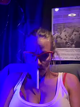 Snapshot of vixendoll87 chatting on March 1, 3:21 am vixendoll87 online show from March 1, 3:21 am