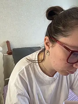 BeatriceTender online show from April 9, 12:00 pm