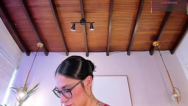 Snapshot of AgattaDuque chatting on May 3, 8:01 pm AgattaDuque online show from May 3, 8:01 pm