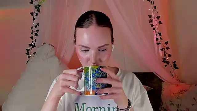 Snapshot of MishkaMe chatting on February 3, 5:56 pm MishkaMe online show from February 3, 5:56 pm