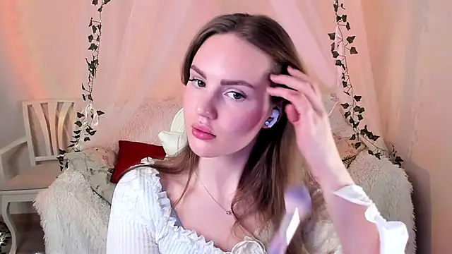 Snapshot of MishkaMe chatting on October 12, 2:07 pm MishkaMe online show from October 12, 2:07 pm