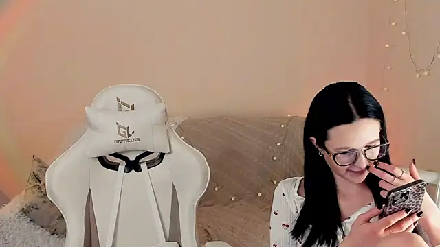 Snapshot of MishkaMe chatting on December 4, 7:07 am MishkaMe online show from December 4, 7:07 am