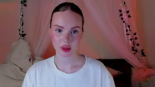 Snapshot of MishkaMe chatting on February 3, 2:55 pm MishkaMe online show from February 3, 2:55 pm