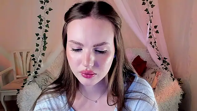 Snapshot of MishkaMe chatting on November 9, 2:10 pm MishkaMe online show from November 9, 2:10 pm