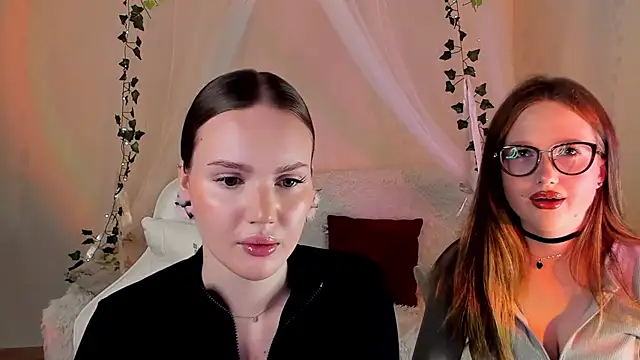 Snapshot of MishkaMe chatting on November 13, 6:39 am MishkaMe online show from November 13, 6:39 am