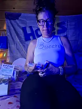 Snapshot of TheDime chatting on February 21, 9:11 pm TheDime online show from February 21, 9:11 pm