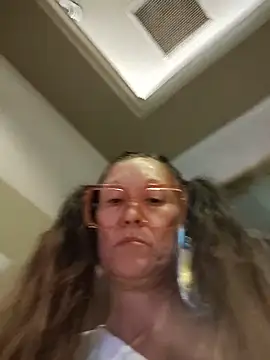 Snapshot of TheDime chatting on October 25, 6:34 am TheDime online show from October 25, 6:34 am