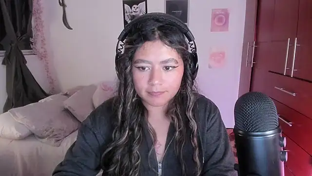 StephaniFox online show from December 18, 1:44 am