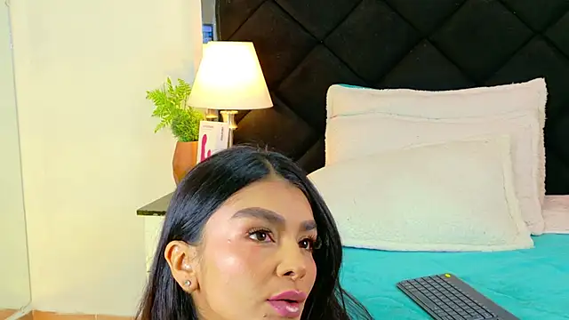 Snapshot of Holly_Brensonexx_ chatting on October 16, 1:19 pm Holly Brensonexx online show from October 16, 1:19 pm