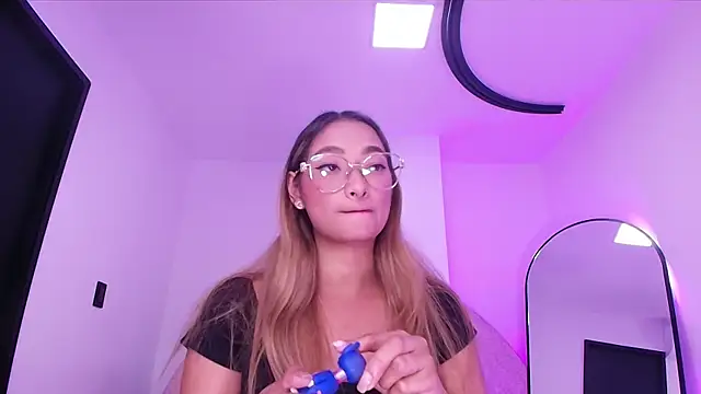 Snapshot of vale_ross_ chatting on December 16, 3:11 am vale ross online show from December 16, 3:11 am