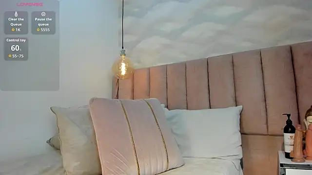 Snapshot of 1m_megan chatting on October 25, 3:06 am 1m megan online show from October 25, 3:06 am