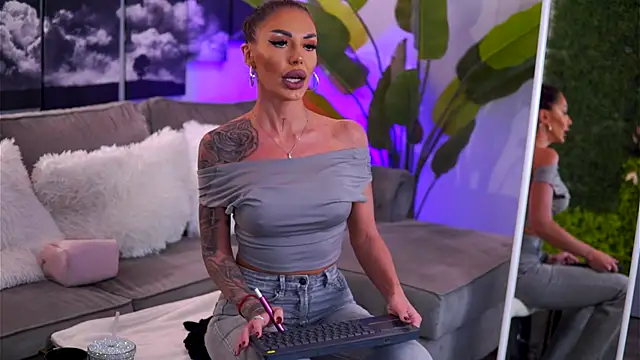 RaquelleVon online show from November 15, 10:30 am