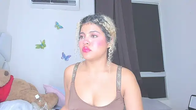 Snapshot of sofiacastillo01 chatting on April 21, 1:42 am sofiacastillo01 online show from April 21, 1:42 am