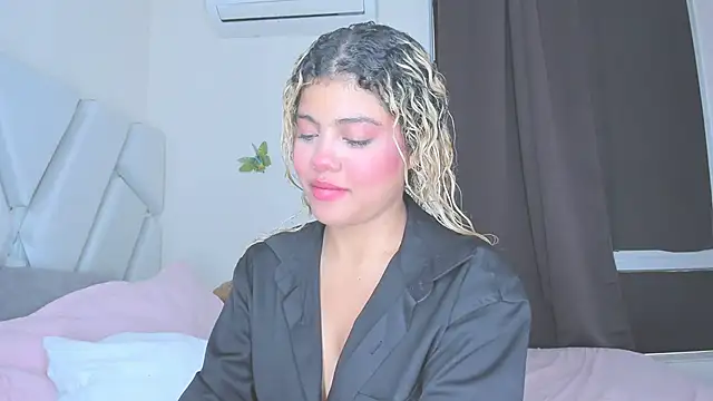 Snapshot of sofiacastillo01 chatting on April 28, 8:13 pm sofiacastillo01 online show from April 28, 8:13 pm