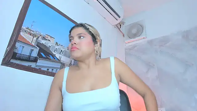 Snapshot of sofiacastillo01 chatting on May 25, 1:32 pm sofiacastillo01 online show from May 25, 1:32 pm