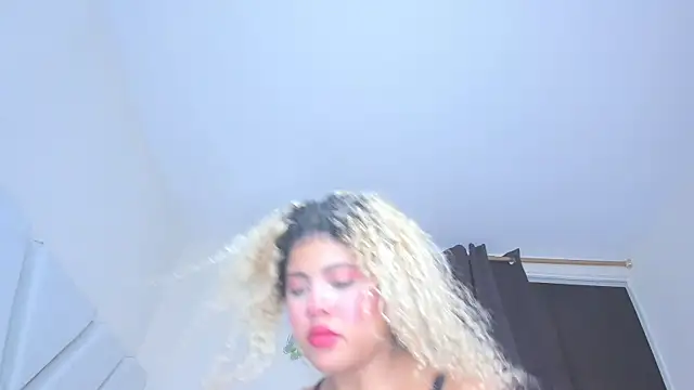 Snapshot of sofiacastillo01 chatting on April 24, 6:32 pm sofiacastillo01 online show from April 24, 6:32 pm