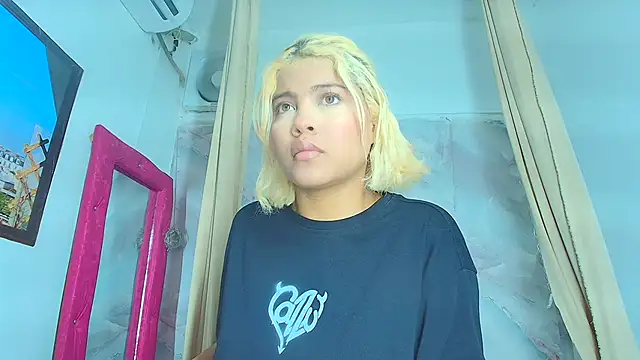 Snapshot of sofiacastillo01 chatting on July 7, 1:36 pm sofiacastillo01 online show from July 7, 1:36 pm
