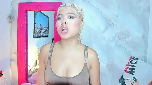 Snapshot of sofiacastillo01 chatting on June 25, 1:27 pm sofiacastillo01 online show from June 25, 1:27 pm