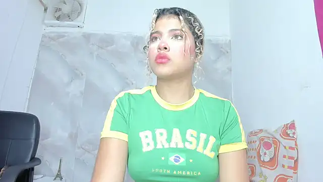 Snapshot of sofiacastillo01 chatting on May 16, 1:32 pm sofiacastillo01 online show from May 16, 1:32 pm