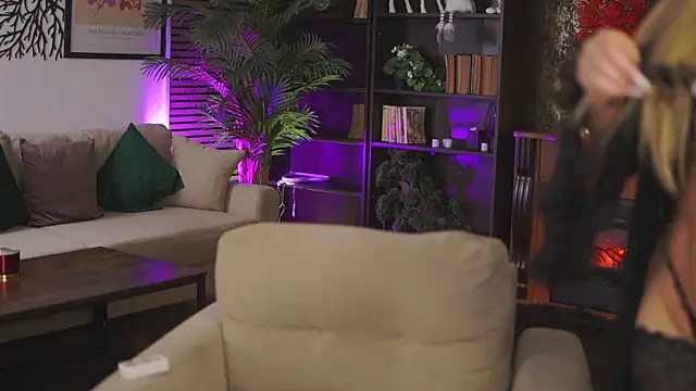 EvaSunderland online show from October 25, 3:34 pm