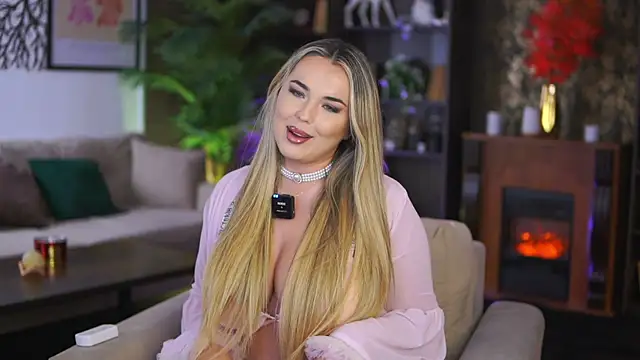 Snapshot of EvaSunderland chatting on December 18, 12:53 pm EvaSunderland online show from December 18, 12:53 pm