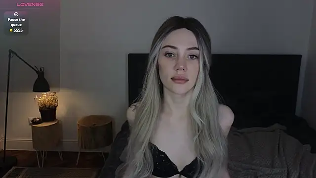 Snapshot of Sara_Tranquil chatting on December 5, 9:22 pm Sara Tranquil online show from December 5, 9:22 pm