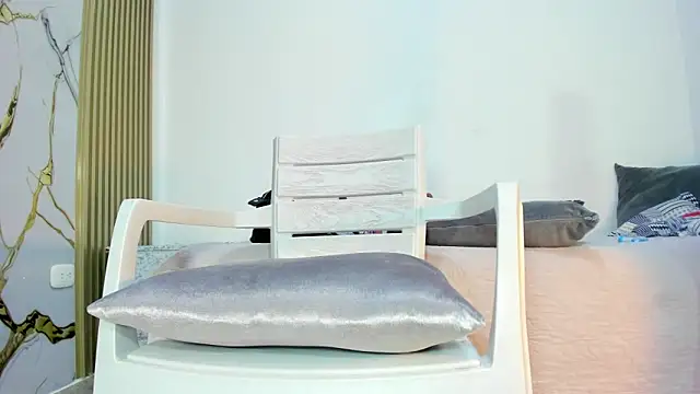 YUSELFI ROSS  online show from October 22, 12:15 pm