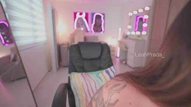 LeahPrada  online show from January 18, 9:07 pm