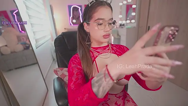 Snapshot of LeahPrada_ chatting on July 10, 6:08 pm LeahPrada online show from July 10, 6:08 pm