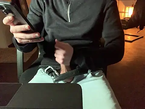 KendrickJiz online show from February 4, 7:09 pm