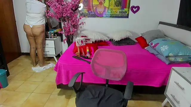 karenmilf 4 online show from October 4, 4:47 am