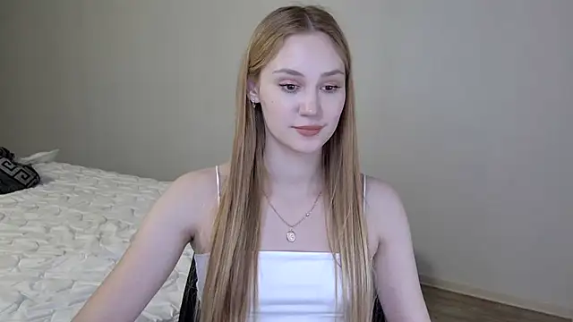 Snapshot of Layla001 chatting on January 15, 9:13 am Layla001 online show from January 15, 9:13 am