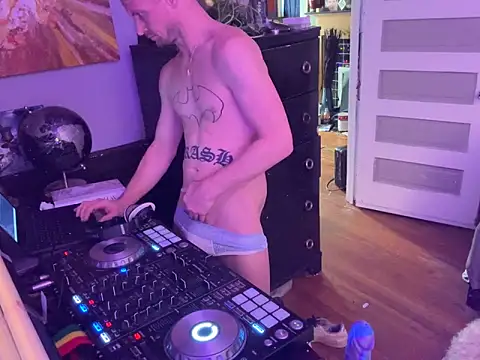 Snapshot of trash4cash chatting on November 24, 6:08 pm trash4cash online show from November 24, 6:08 pm