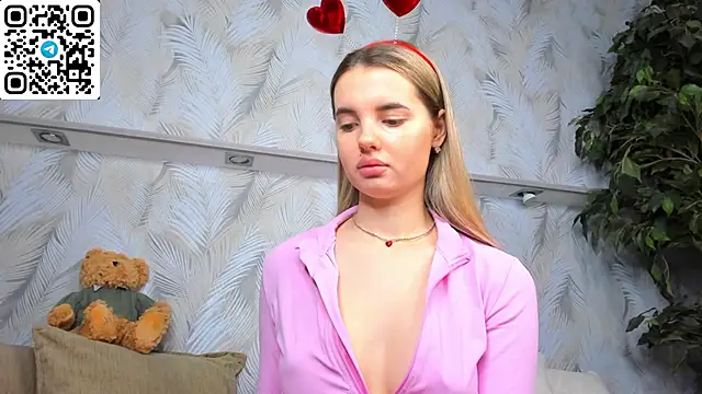 Snapshot of Erika_Carpenter chatting on February 13, 12:21 am Erika Carpenter online show from February 13, 12:21 am