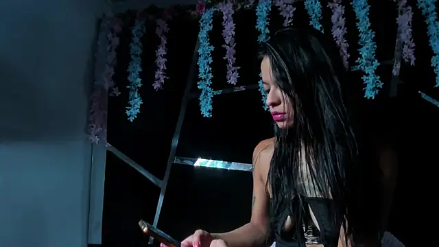 Snapshot of MaddyHudson chatting on December 13, 8:04 pm MaddyHudson online show from December 13, 8:04 pm