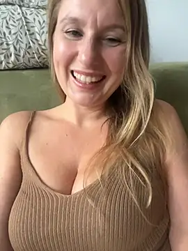 Snapshot of Vanilladreams chatting on July 10, 2:17 pm Vanilladreams online show from July 10, 2:17 pm