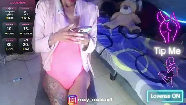 Snapshot of roxy_roxxan chatting on March 17, 1:18 pm roxy roxxan online show from March 17, 1:18 pm