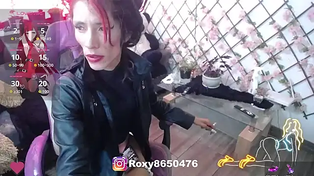 Snapshot of roxy_roxxan chatting on June 22, 7:22 pm roxy roxxan online show from June 22, 7:22 pm