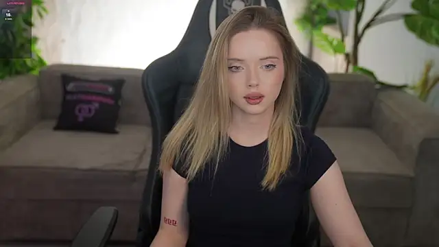 Snapshot of Cassy-Celestial_ chatting on February 19, 8:33 am Cassy-Celestial online show from February 19, 8:33 am