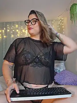 Snapshot of Juliietha_servas chatting on May 27, 11:45 pm Juliietha servas online show from May 27, 11:45 pm