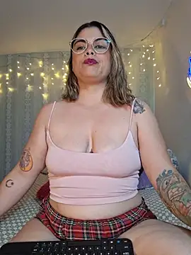 Juliietha servas online show from April 12, 11:30 pm