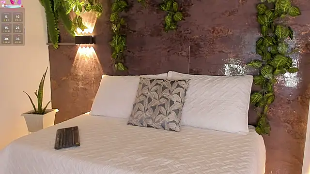 emily hunter12 online show from March 13, 11:48 am