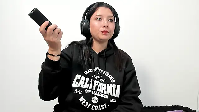 Snapshot of cami-01 chatting on October 19, 2:31 pm cami-01 online show from October 19, 2:31 pm