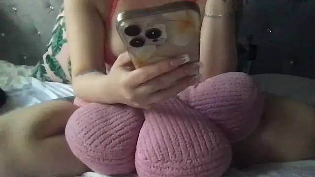 Snapshot of femmefatalebabe chatting on June 10, 7:59 pm femmefatalebabe online show from June 10, 7:59 pm