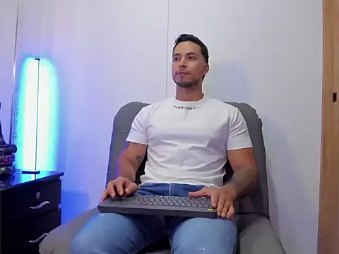Snapshot of Juan_muscle chatting on July 26, 3:02 am Juan muscle online show from July 26, 3:02 am