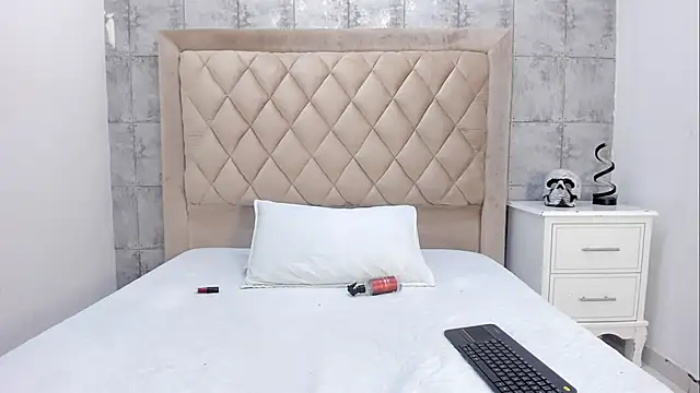 Snapshot of LaurenSnow chatting on November 23, 3:33 pm LaurenSnow online show from November 23, 3:33 pm